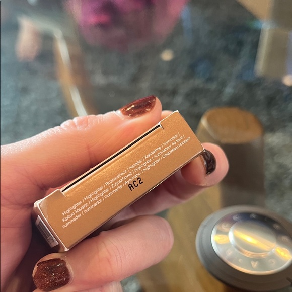 BECCA Bronze Glow Highlighter Compact - Picture 7 of 8